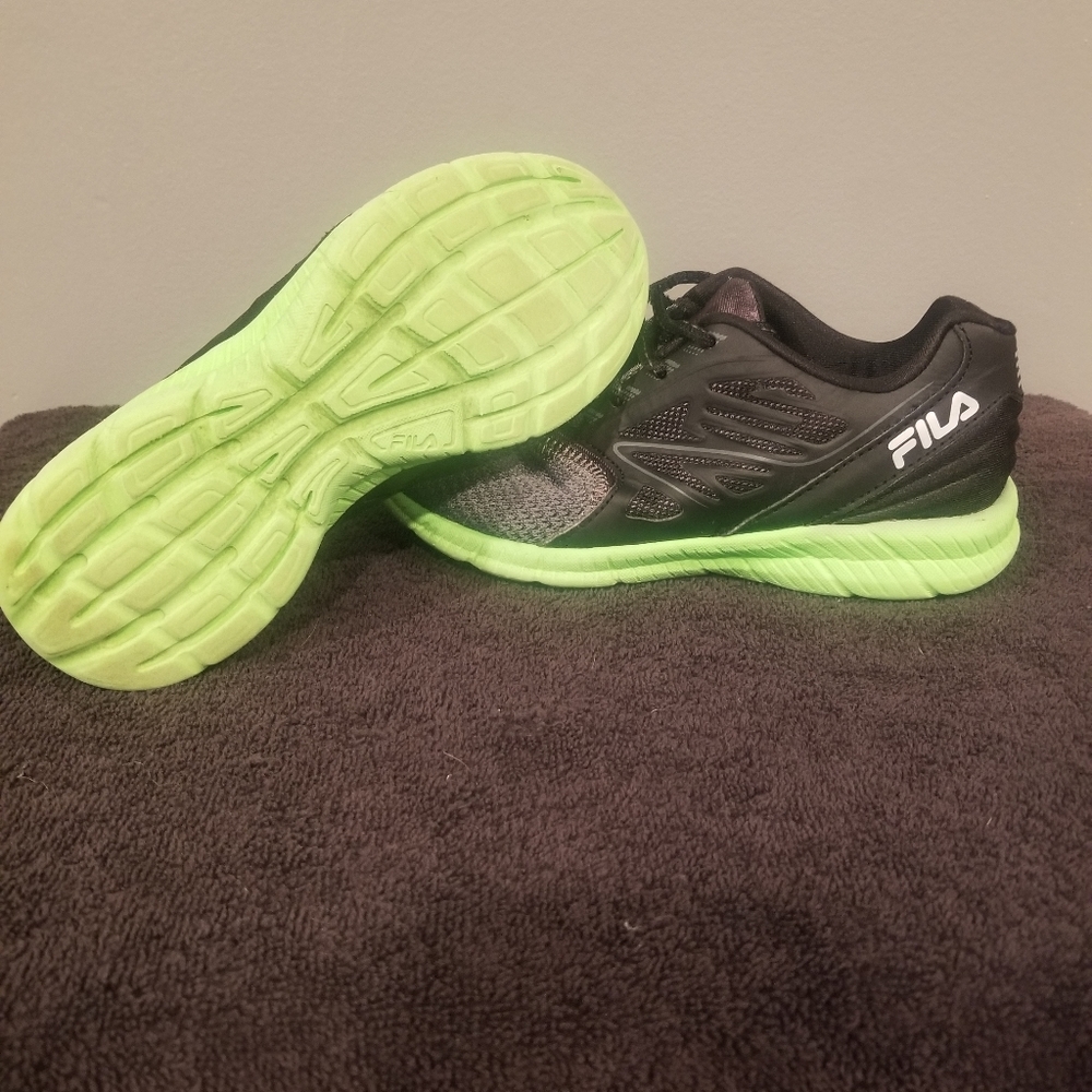 Fila boys tennis shoes